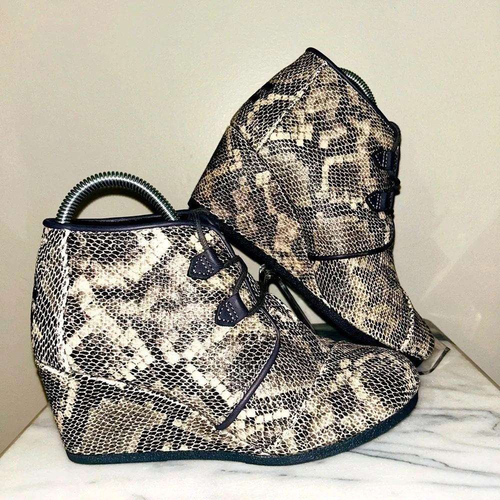 Tom’s Kala Gray & Black Faux Snakeskin Bootie Lace Up Wedges Animal Print 8.5
